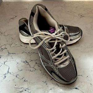 Saucony OASIS Women’s size 8.5  in lilac/silver/white